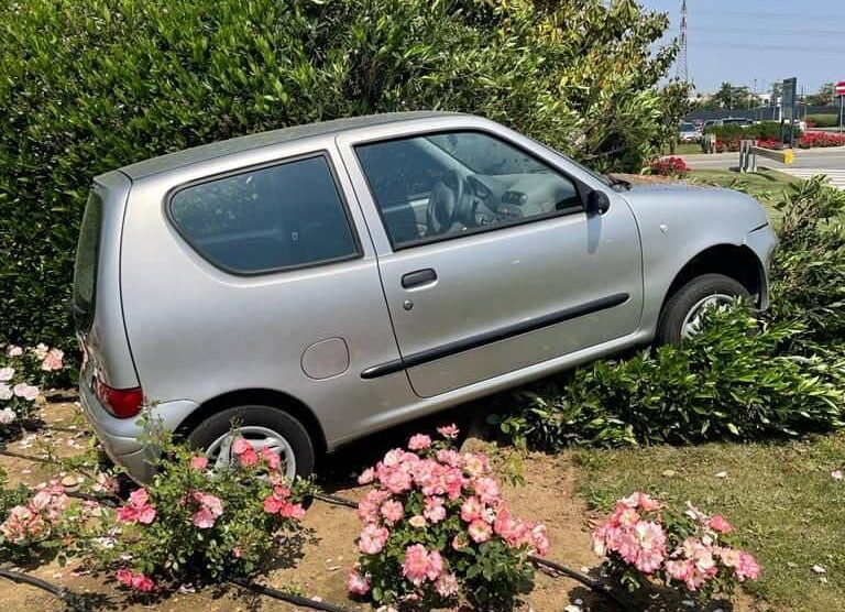 Varedo auto fuori strada