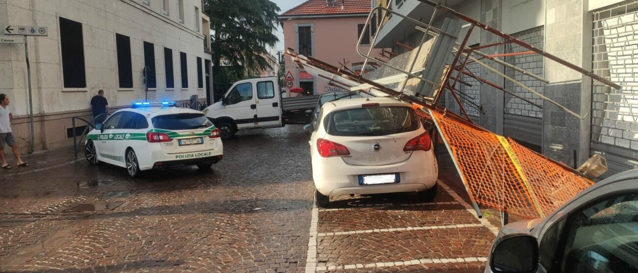 Brugherio maltempo ponteggio sulle auto in sosta