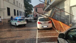 Brugherio maltempo ponteggio sulle auto in sosta