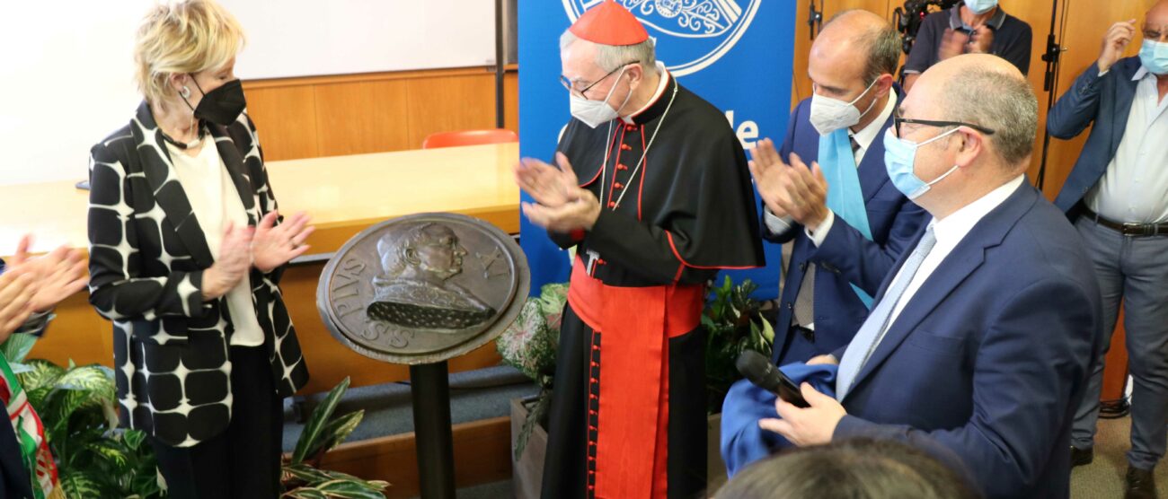 Il medaglione di bronzo con l'effige di Pio XI tra gli applausi del cardinal Piero Parolin, Letizia Moratti e Marco Trivelli all'intitolazione dell'ospedale di Desio a Pio XI