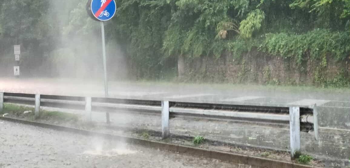 Meteo un tombino sulla provinciale a Vedano al Lambro