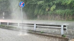 Meteo un tombino sulla provinciale a Vedano al Lambro