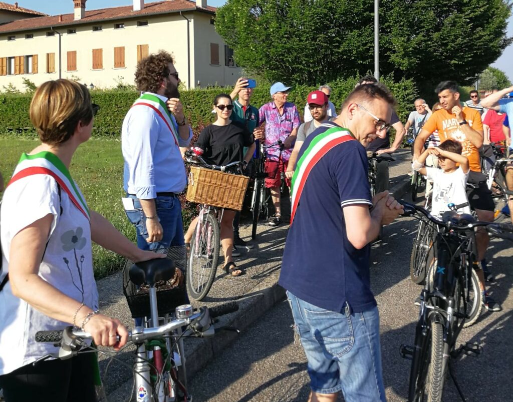 La biciclettata dei sindaci del Vimercatese contro Pedemontana