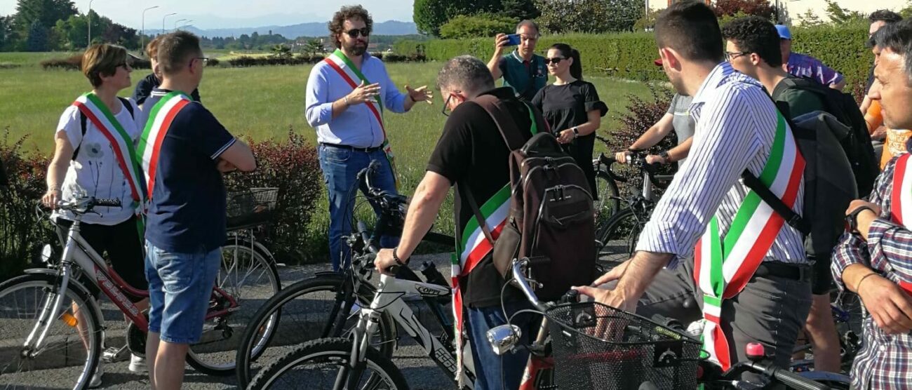 La biciclettata dei sindaci del Vimercatese contro Pedemontana