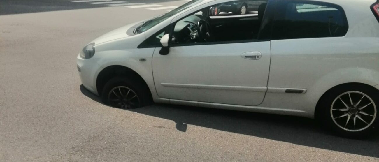 L'auto bloccata nel buco di via Manzoni a Monza