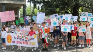 La conclusione del corteo dei bambini del comprensivo Stoppani di Seregno