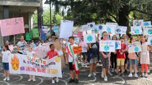 La conclusione del corteo dei bambini del comprensivo Stoppani di Seregno