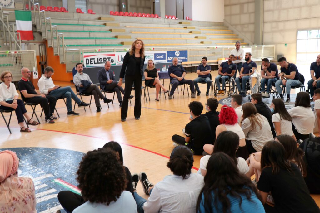 Meda il ministro Erika Stefani con la Briantea 84 e gli studenti del Terragni