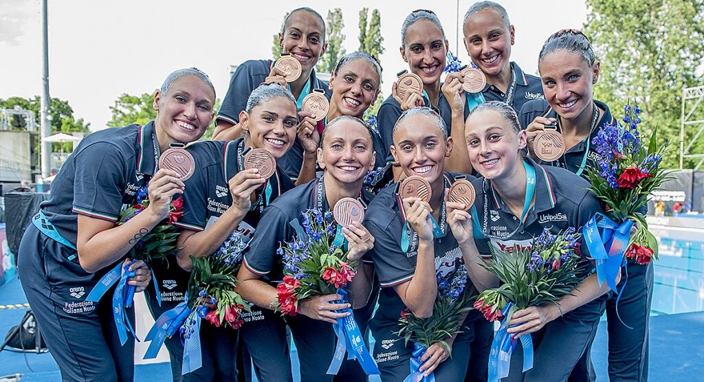 Nuoto sincro Federica Sala al centro in basso