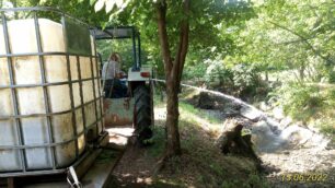 Comitato Bevere porta acqua nel fiume asciutto per aiutare i pesci