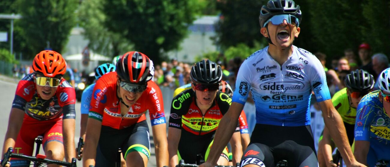 Belletta sul traguardo del Il ciclista della Pool Cantù si aggiudica il titolo regionale con la vittoria in volata del 19esimo Giro della Brianza - Memorial Corbetta.