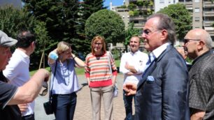 Antonio Fusetti il mecenate del verde del parco Fusetti a colloquio con componenti della giunta di Meda