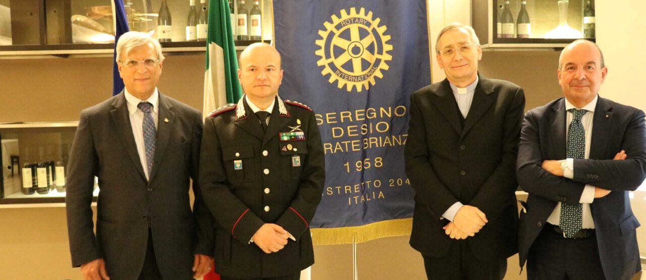 Gilberto Chiarelli, presidente del Rotary Sedeca, il colonnello dei Carabinieri di Monza, monsignor Angelo Frigerio e Mario Meregalli