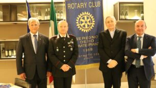 Gilberto Chiarelli, presidente del Rotary Sedeca, il colonnello dei Carabinieri di Monza, monsignor Angelo Frigerio e Mario Meregalli