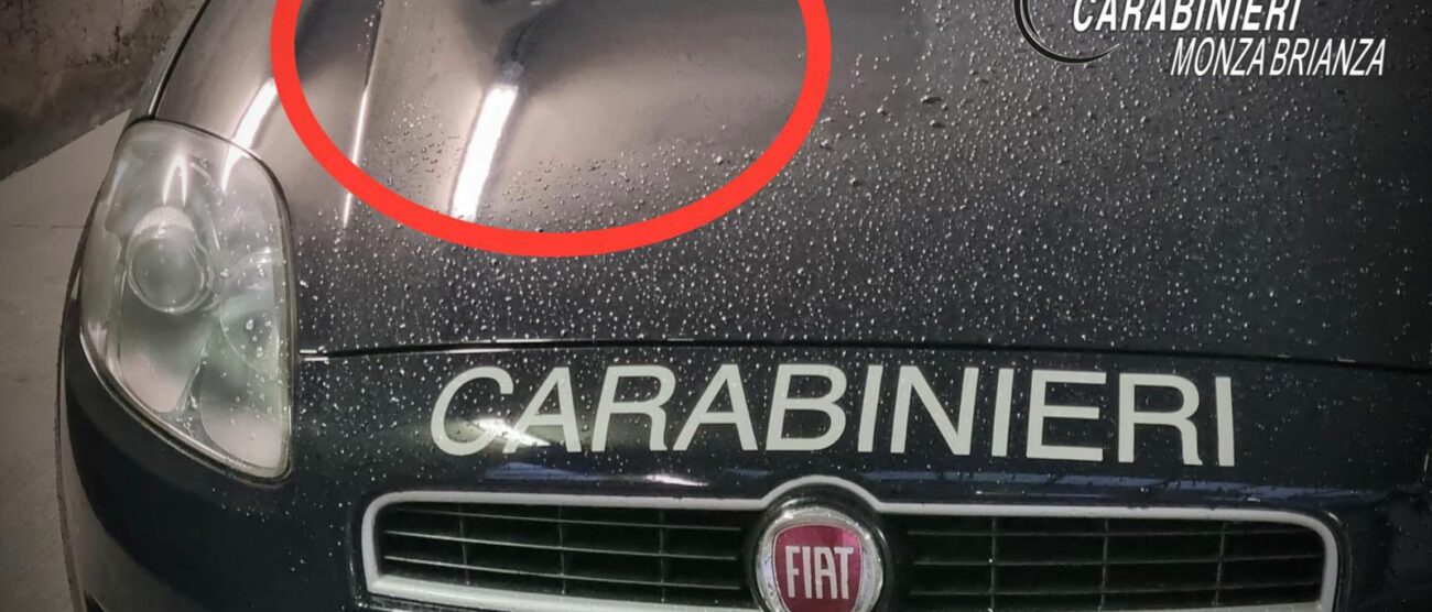 Il cofano dell'auto dei carabinieri danneggiato dalla donna