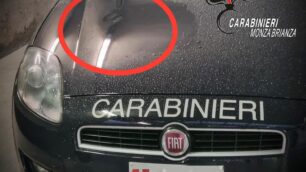 Il cofano dell'auto dei carabinieri danneggiato dalla donna