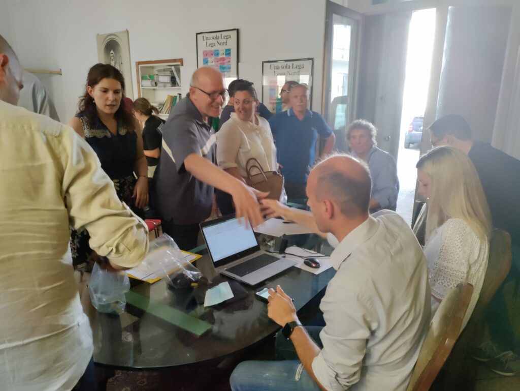 Luca Santambrogio, di spalle, confermato sindaco di Meda