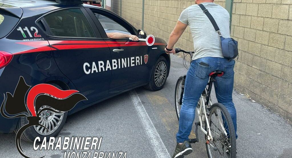 Cesano Maderno carabinieri scippatore in bici