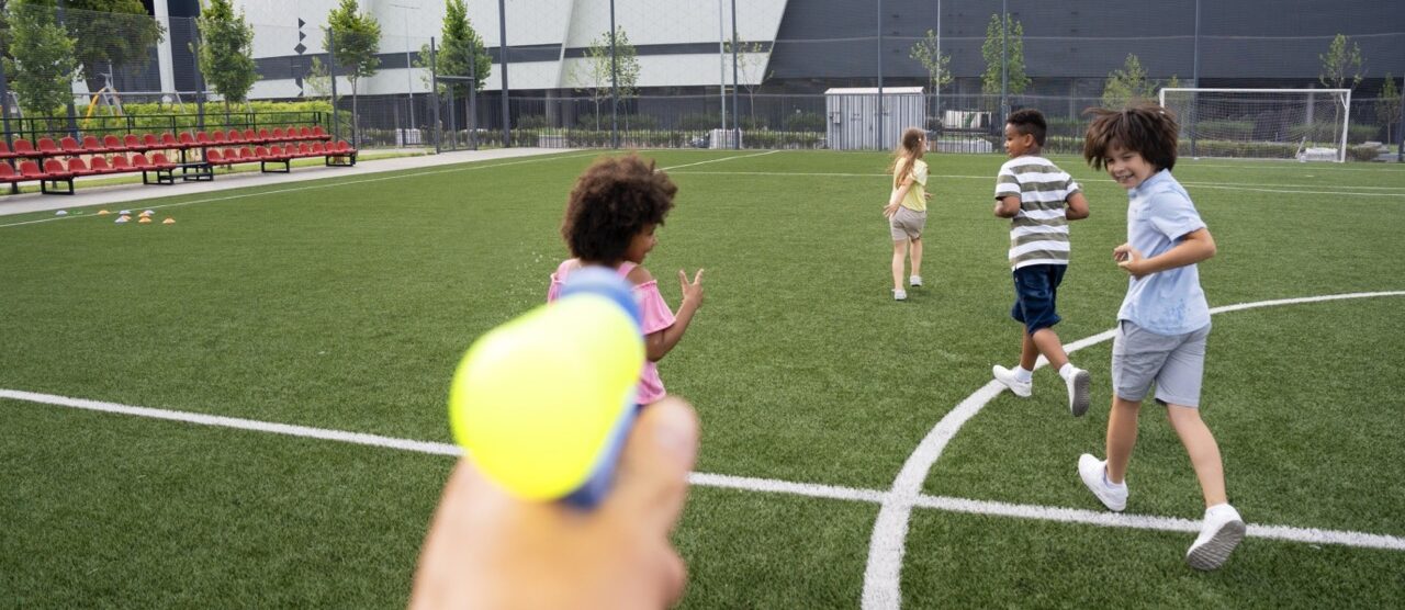 Bambini giochi d'acqua