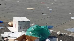 Monza rifiuti in piazza dopo il mercato 2 giugno