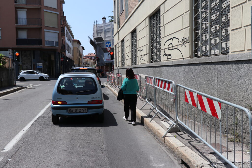 Via Cavour a Seregno: il marciapiede occupato