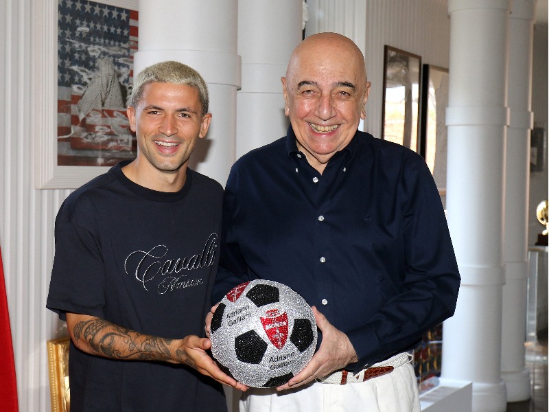 La firma di Stefano Sensi al Monza con Adriano Galliani