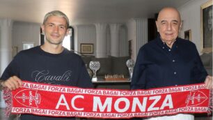 La firma di Stefano Sensi al Monza con Adriano Galliani