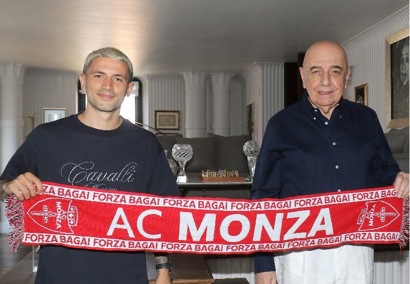 La firma di Stefano Sensi al Monza con Adriano Galliani