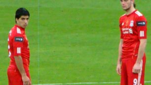 Calcio Luis Suarez (a sinistra) al Liverpool - Wikipedia licenza CC BY-SA 2.0