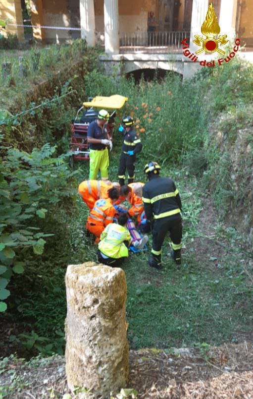 I soccorsi alla Reggia per il risciò precipitato