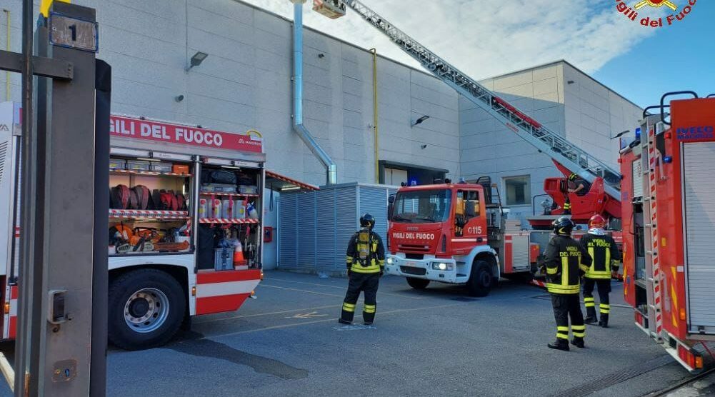 Carate Brianza vigili del fuoco incendio via del Dosso