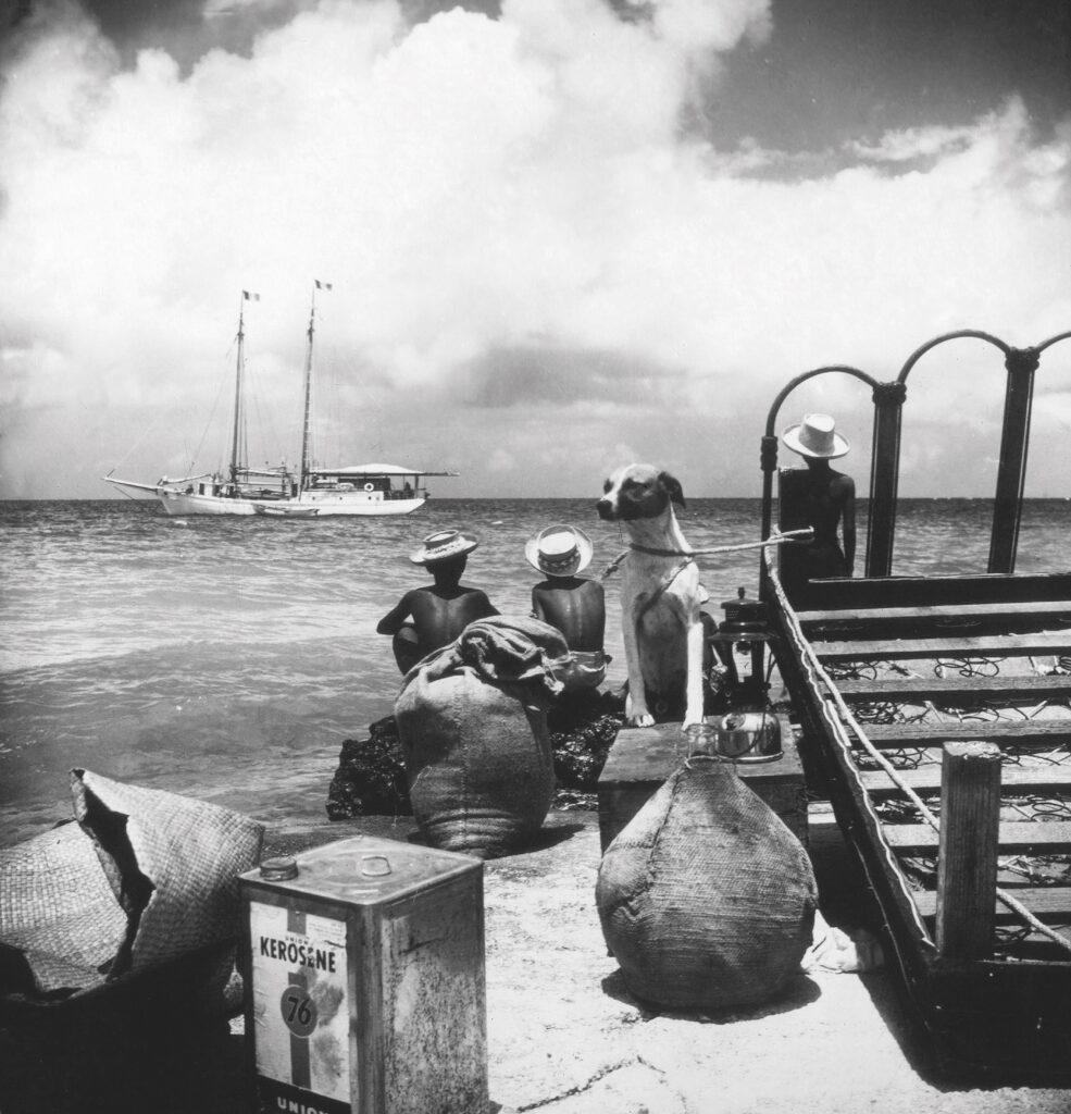 Photofestival a Monza: Folco Quilici. Polinesia. Sosta di una goletta in un approdo in un'isola sotto vento. 1963