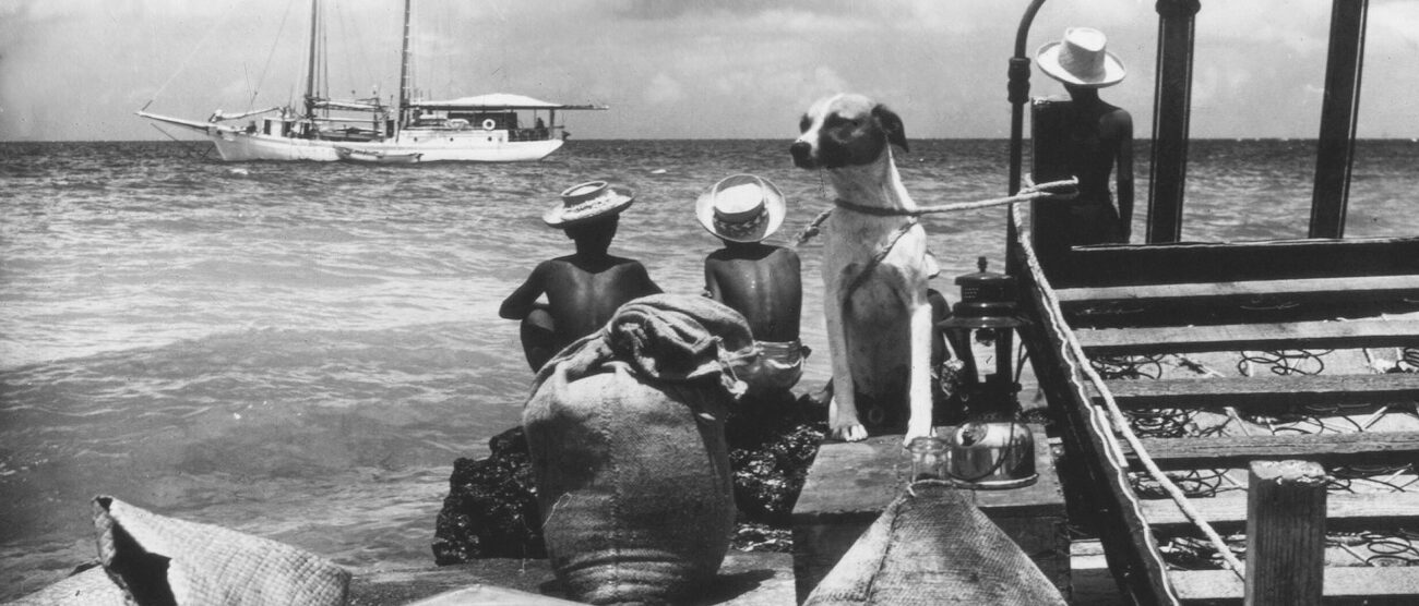 Photofestival a Monza: Folco Quilici. Polinesia. Sosta di una goletta in un approdo in un'isola sotto vento. 1963