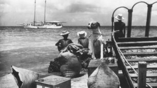 Photofestival a Monza: Folco Quilici. Polinesia. Sosta di una goletta in un approdo in un'isola sotto vento. 1963