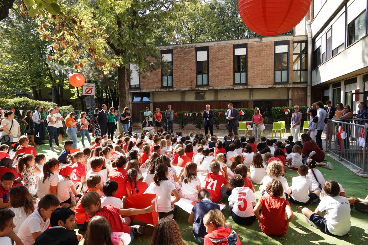 Monza Ac Monza consegna astucci scuola primaria De Amicis