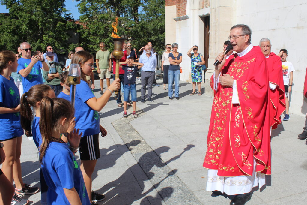 I podisti sono partiti da Tignale, nel bresciano, e sono approdati a Seregno dopo una tappa a Stezzano, nel bergamasco. Il sacerdote li ha accolti sul sagrato