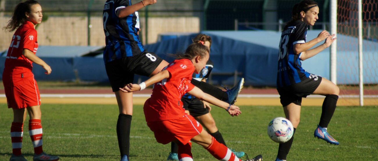 Calcio donne un'azione offensiva del Real Meda in maglia arancione