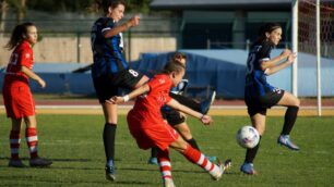 Calcio donne un'azione offensiva del Real Meda in maglia arancione