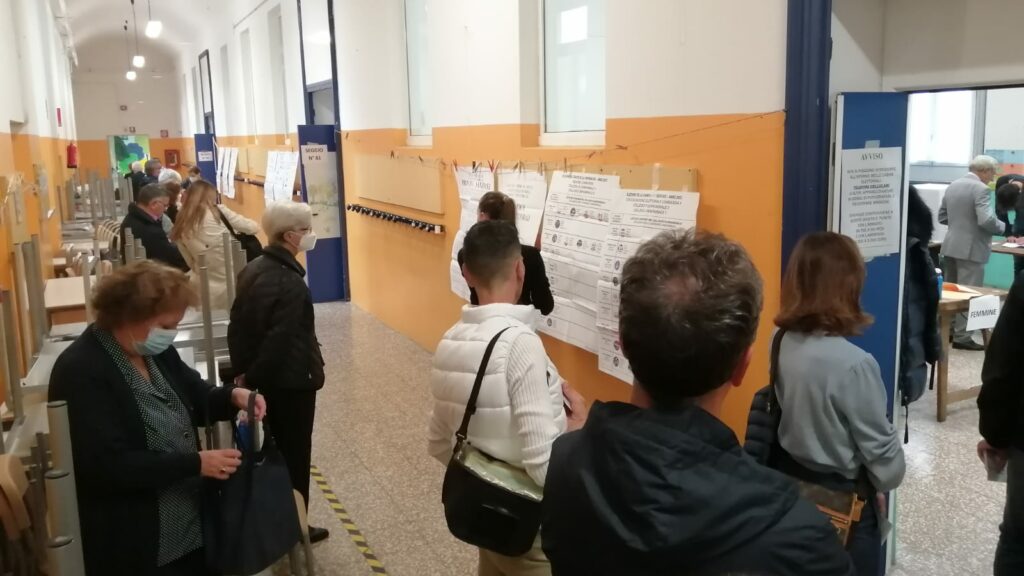 Elezioni 2022 Code ai seggi a Monza: scuola Alfieri a San Fruttuoso