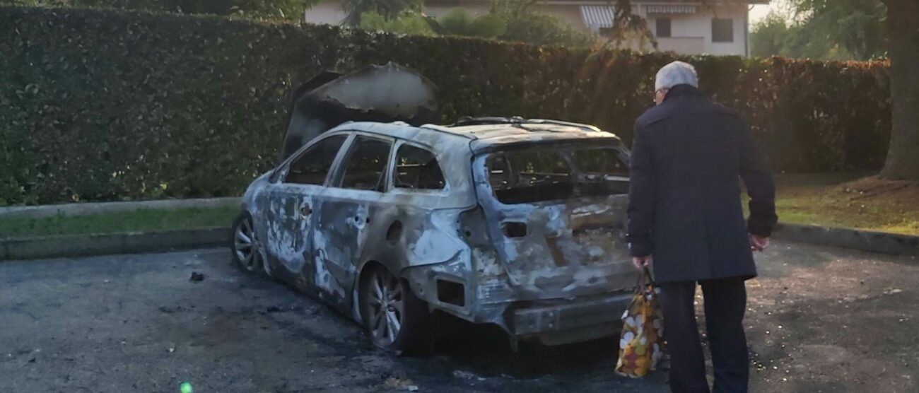 Muggiò incendio auto