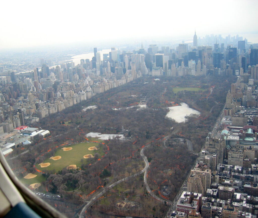 Veduta aerea di Central Park, a destra l'Upper West Side, in fondo la Midtown e ancor più giù si intravedono i grattacieli della Lower Manhattan, a sinistra il lussuoso Upper East Side Ellen Murphy / Roy Smith 