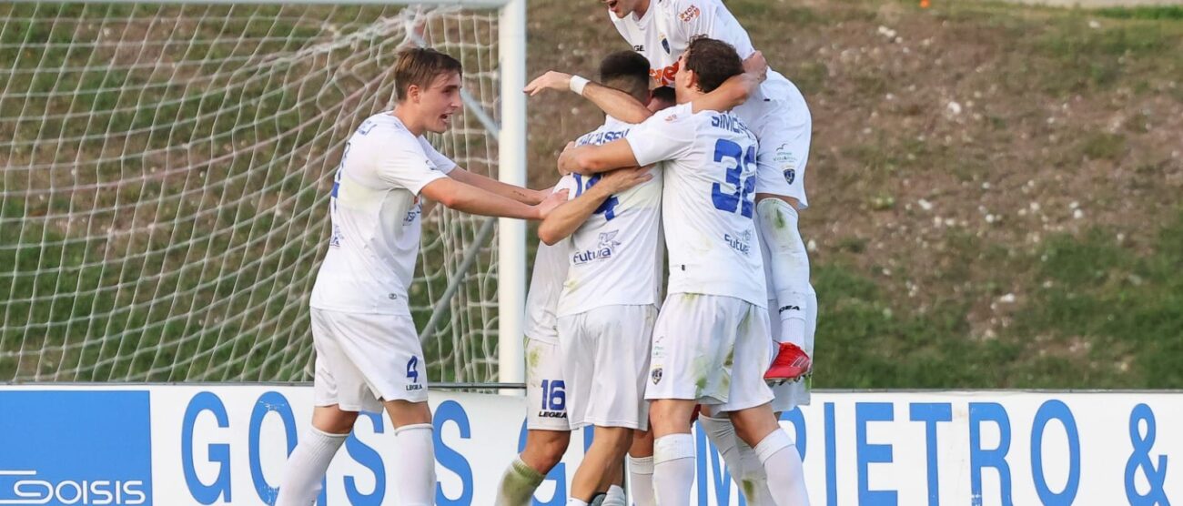 Renate I giocatori del Renate festeggiano la vittoria sulla FeralpiSalò