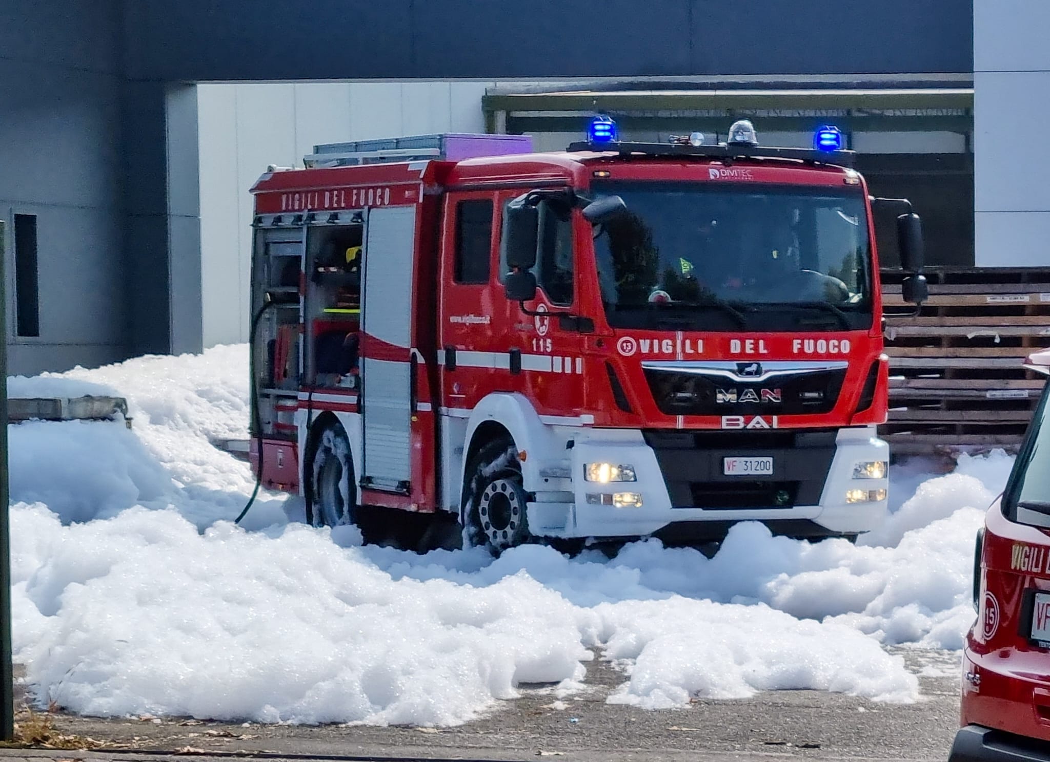 Biassono incendio in capannone