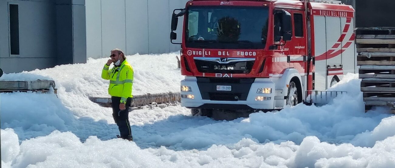 Biassono incendio in capannone