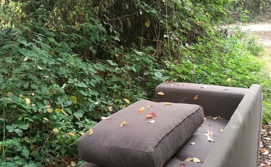 Lissone divano abbandonato al Bosco urbano