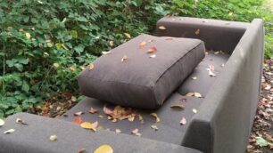 Lissone divano abbandonato al Bosco urbano