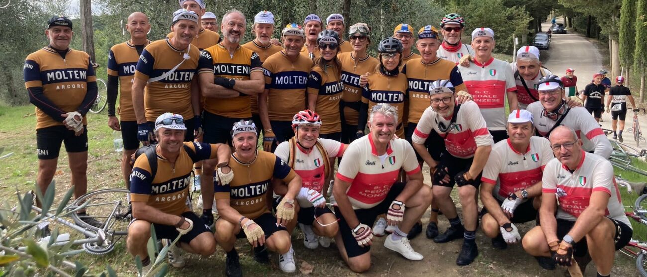 Ciclismo Pedale Monzese all'Eroica con la Fondazione Molteni (maglia arancio-nera)