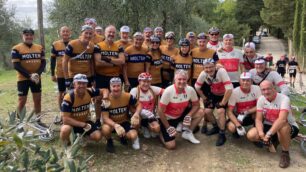 Ciclismo Pedale Monzese all'Eroica con la Fondazione Molteni (maglia arancio-nera)