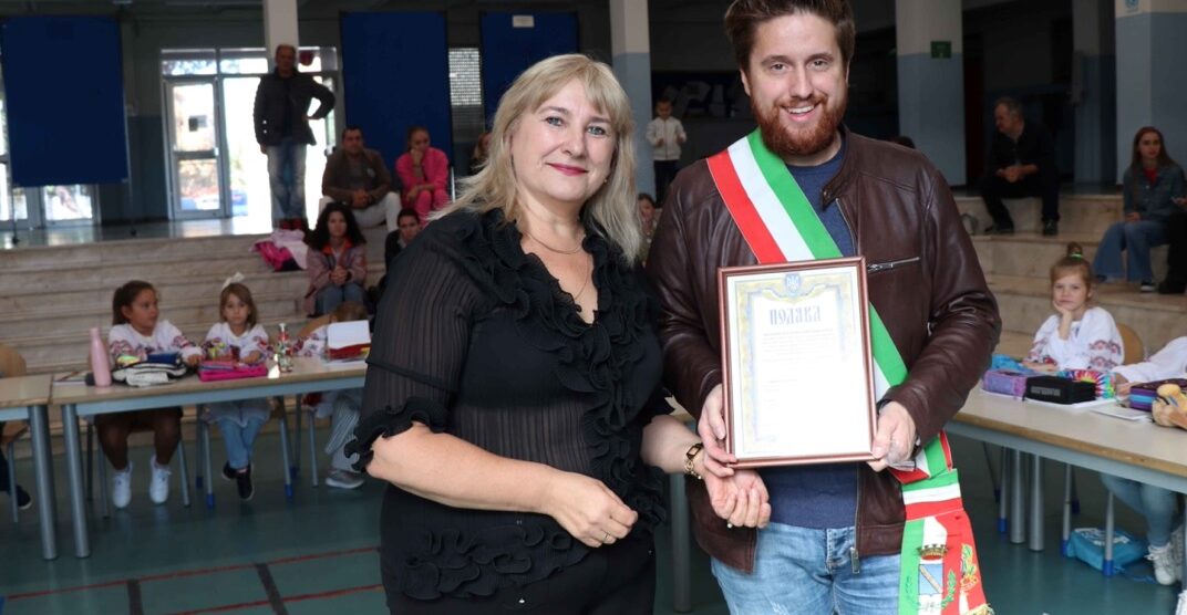 Seregno Oksana Kolotynska consegna la pergamena di ringraziamento al sindaco Alberto Rossi