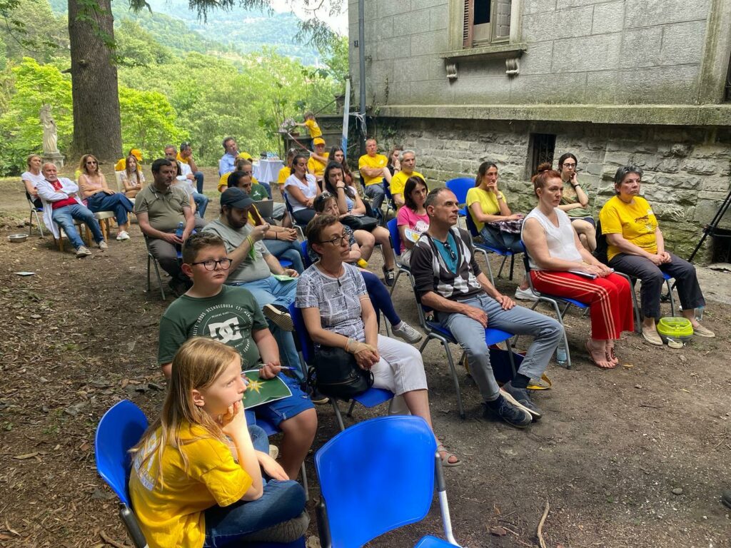 Un gruppo di volontari del Cras "Stella del Nord" in formazione (foto dalla pagina di Facebook del Cras "Stella del Nord)